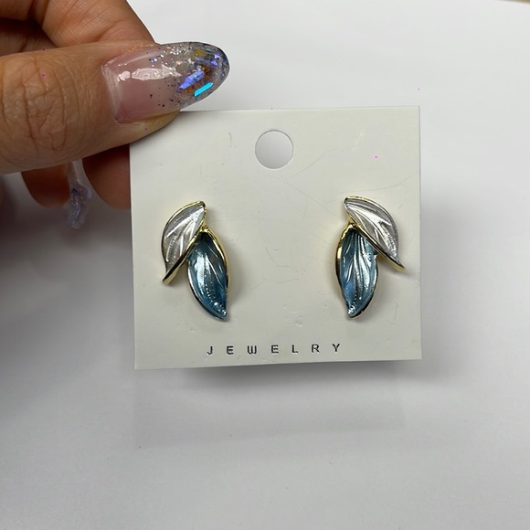 Leaf Earrings - Picture 1 of 1